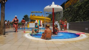4 Außenpools, Sonnenschirme, Liegestühle