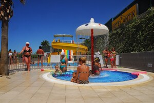 4 piscinas al aire libre, sombrillas, sillones reclinables de piscina