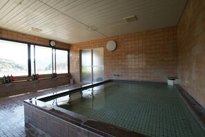 Indoor spa tub - Imakuni Ryokan (Takachiho)