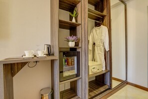 Habitación individual Confort | Ropa de cama de alta calidad y minibar 