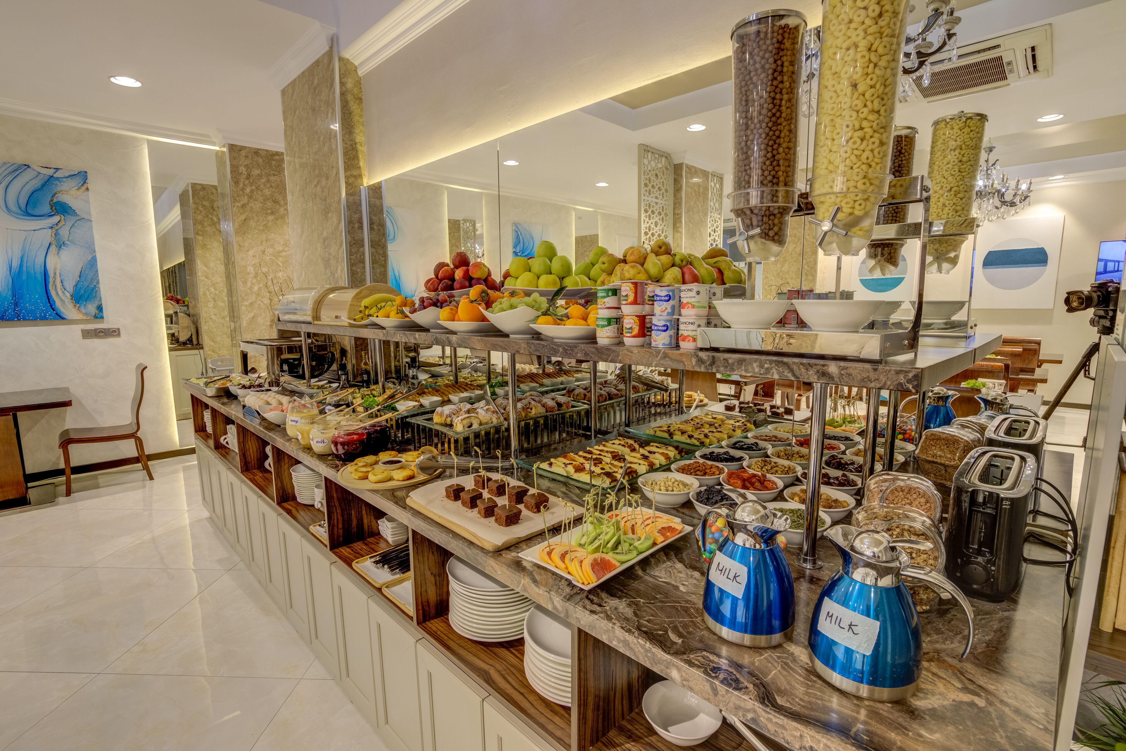 Sudah termasuk sarapan prasmanan setiap hari