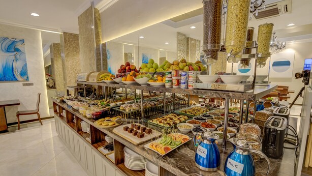 Een buffet met diverse gerechten en een melkstaanplaats.