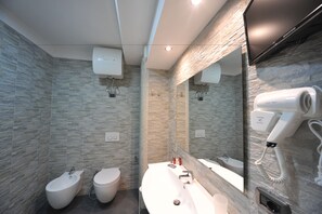 Dusj, toalettartikler (inkludert), hårføner og bidé
