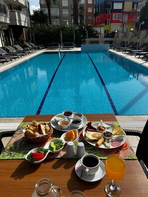 Petit déjeuner, déjeuner et dîner servis sur place