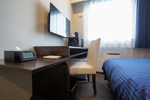 Een bureau, een laptopwerkplek, een strijkplank/strijkijzer, gratis wifi