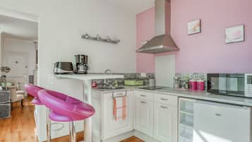 Habitación doble Deluxe, 1 cama Queen size, para no fumadores, vista al jardín | Cocina privada | Refrigerador, microondas, cafetera y tetera y tetera eléctrica