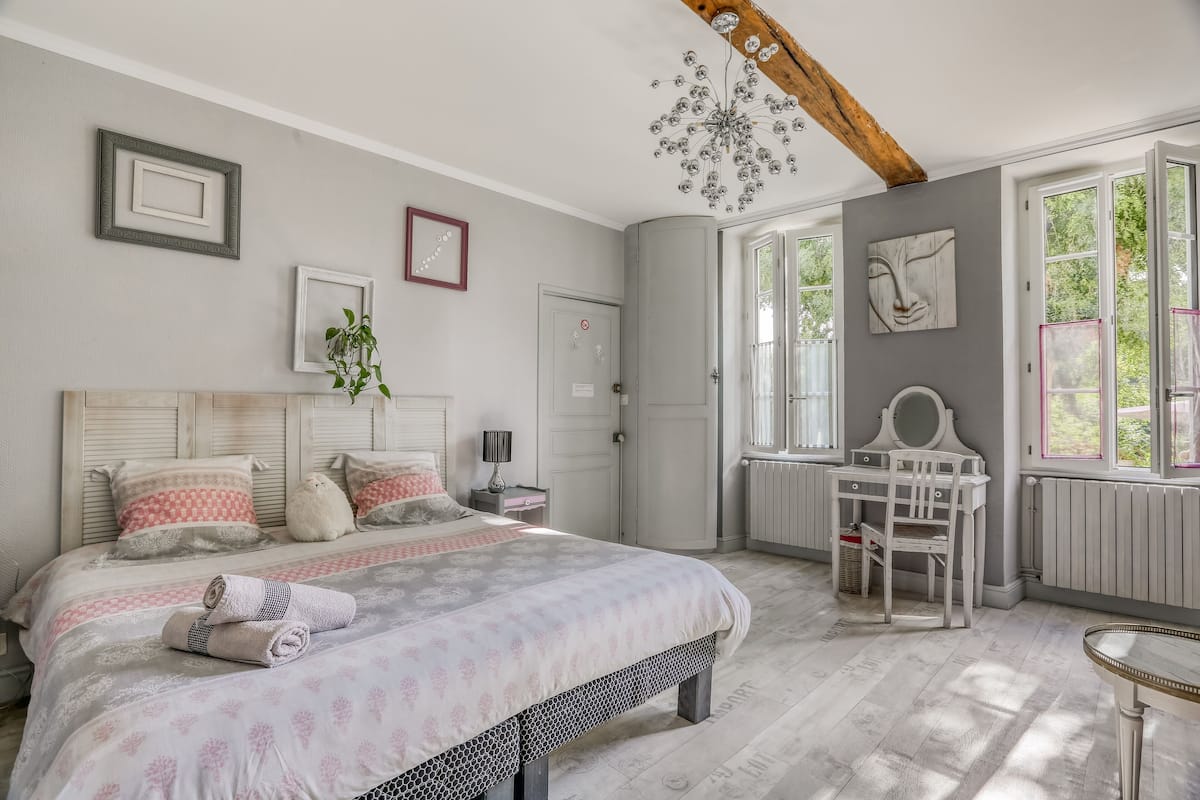 Economy Room | Premium bedding, laptop workspace, soundproofing, WiFi (free)