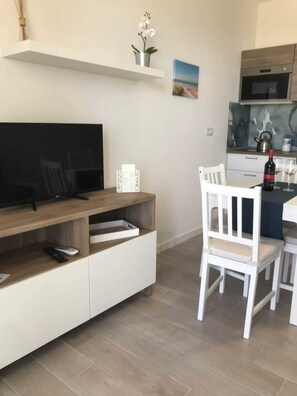 Apartment, 2 Bedrooms | Ruang tamu | TV skrin rata 