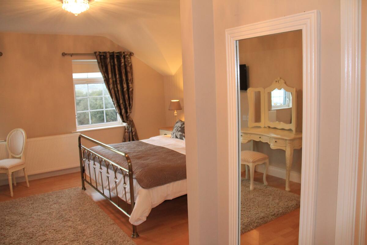 suite | premium bedding, in-room safe, iron/ironing board, free cots/infant beds