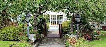 Lake House Hotel