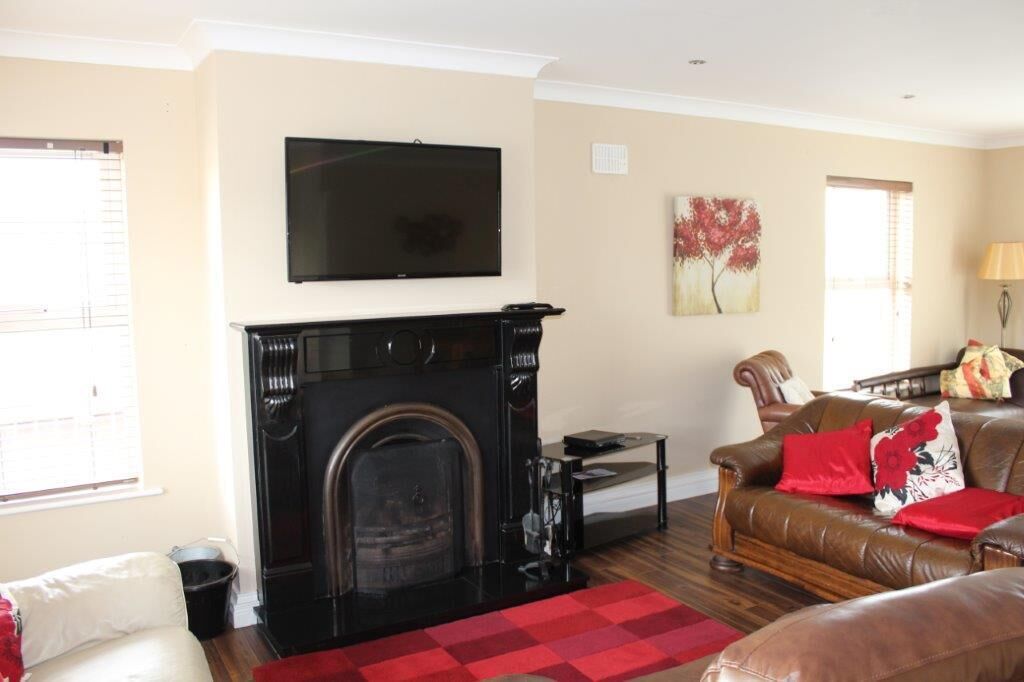 house, 3 bedrooms | living area | flat-screen tv