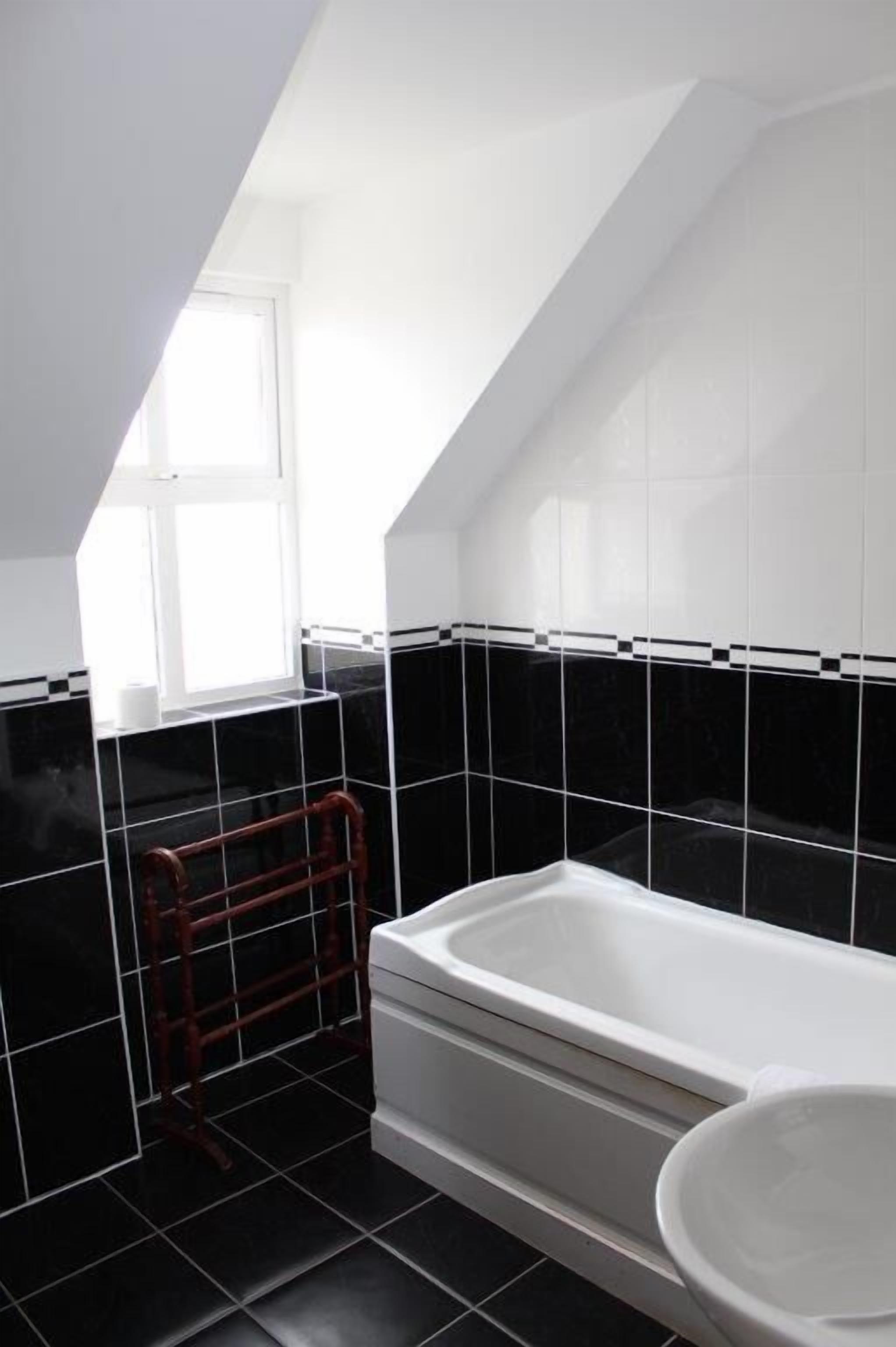 house, 3 bedrooms | bathroom | shower, free toiletries, hair dryer, towels