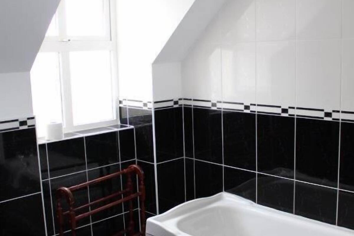 house, 3 bedrooms | bathroom | shower, free toiletries, hair dryer, towels
