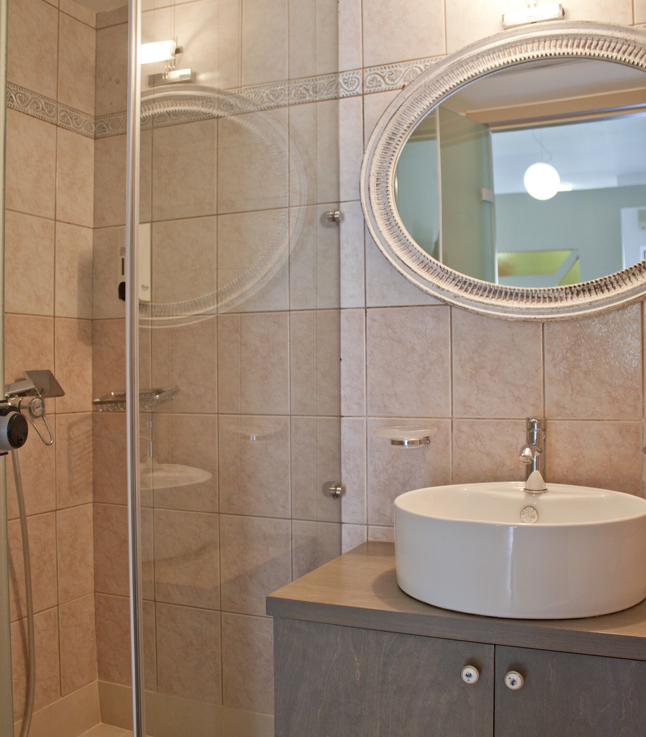 family studio, sea view, ground floor | bathroom | shower, rainfall showerhead, hair dryer, towels