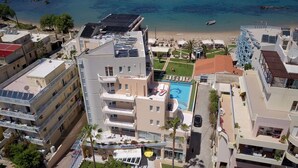 Un hôtel comprenant plusieurs étages, des balcons et une piscine.