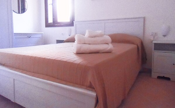 1 Schlafzimmer, Schreibtisch, Babybetten, Bettwäsche