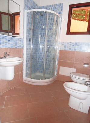 Apartment, 1 Bedroom | Bathroom | Shower, bidet, towels