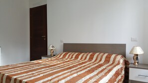1 Schlafzimmer, Schreibtisch, Babybetten, Bettwäsche