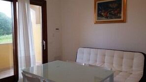 Apartment, 2 Schlafzimmer | Wohnbereich | Fernseher