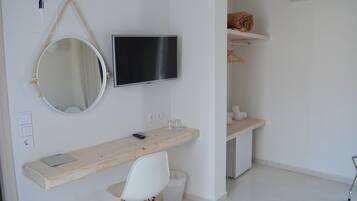 Chambre Double, vue mer | Coin séjour | Télévision à écran plat