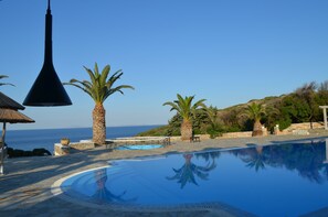Seasonal outdoor pool, pool umbrellas, pool loungers - Faros Resort Hotel (Syros)
