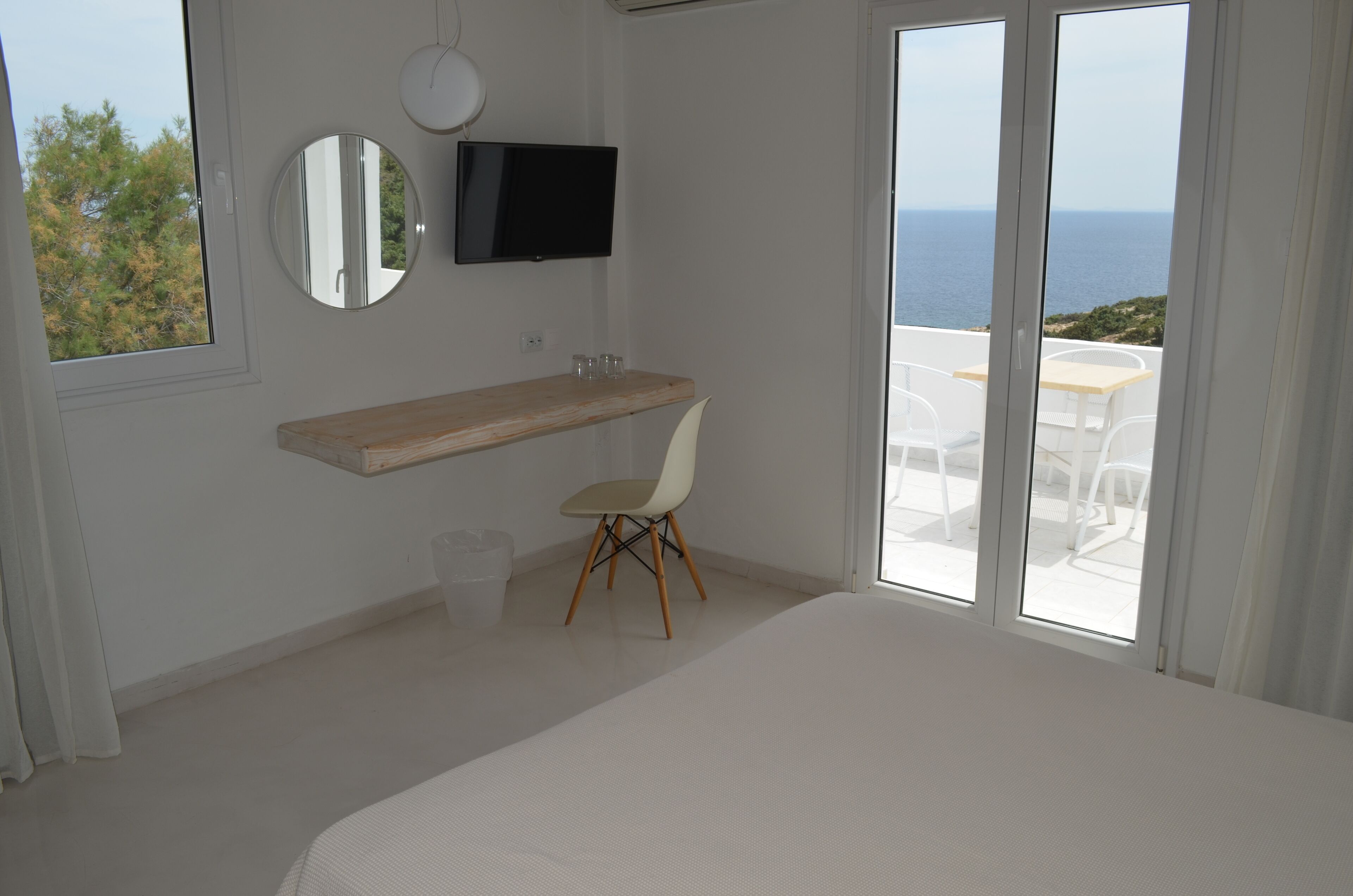 Honeymoon Suite | Living area | Flat-screen TV
