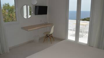 Honeymoon Suite | Living area | Flat-screen TV
