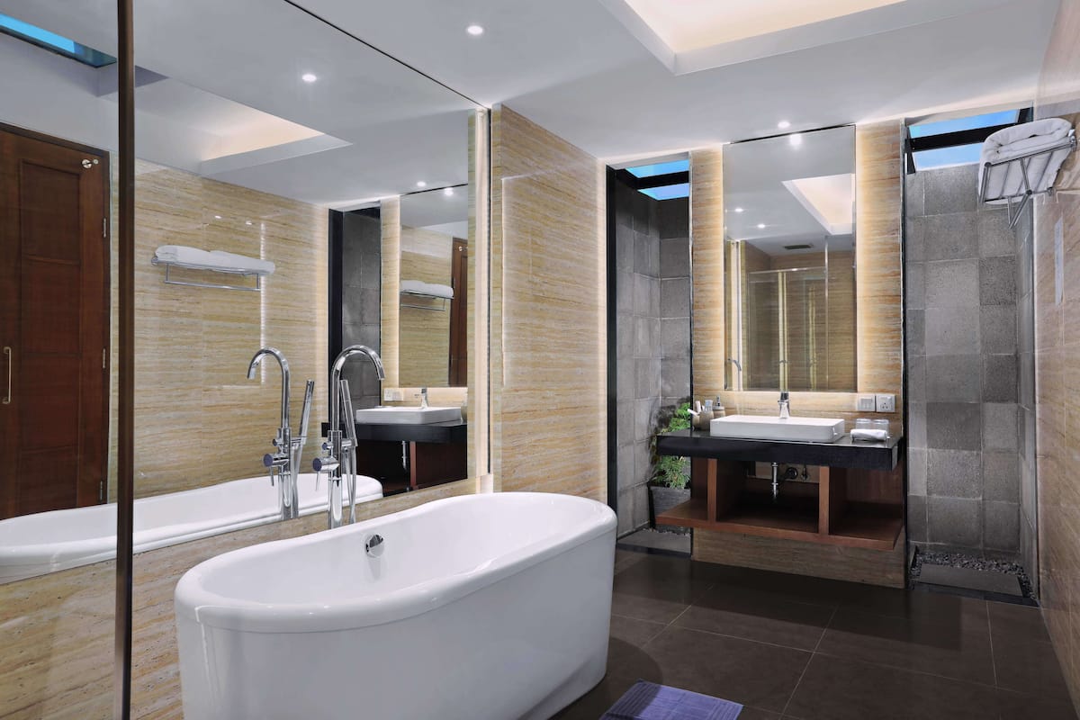 ห้องดีลักซ์สวีท (Villa) | ห้องน้ำ | อ่างอาบน้ำและฝักบัวแยกจากกัน, ของใช้ในห้องน้ำฟรี, ไดร์เป่าผม
