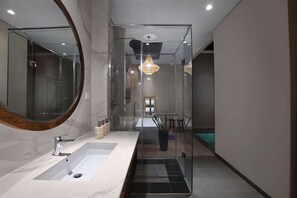 Baignoire et douche séparées, articles de toilette gratuits