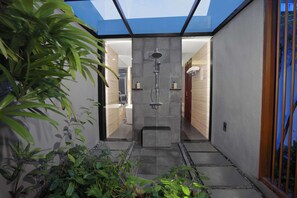 Suite Signature (Villa) | Salle de bain | Baignoire et douche séparées, articles de toilette (gratuits)
