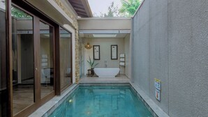 A private pool area with a bathtub, a small table, and a chair. - Kamuela Villas Lagoi Bay Bintan (Bintan)