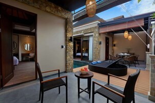 尊贵套房 (Villa) | 起居区 | 42-英寸液晶电视 （配备有线频道）、电视