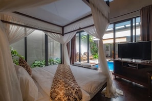 Suite Deluxe (Villa) | Caja de seguridad en la habitación y escritorio 