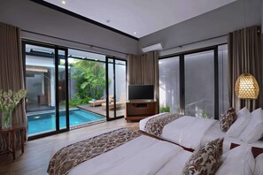 Suite Prestigio (Villa) | Caja de seguridad en la habitación y escritorio 