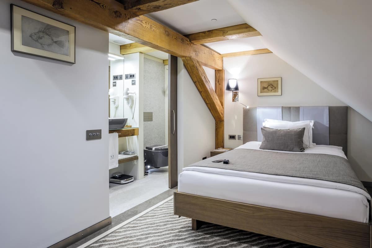 Comfort eenpersoonskamer, 1 slaapkamer | Luxe beddengoed, een kluis op de kamer, een bureau, een laptopwerkplek