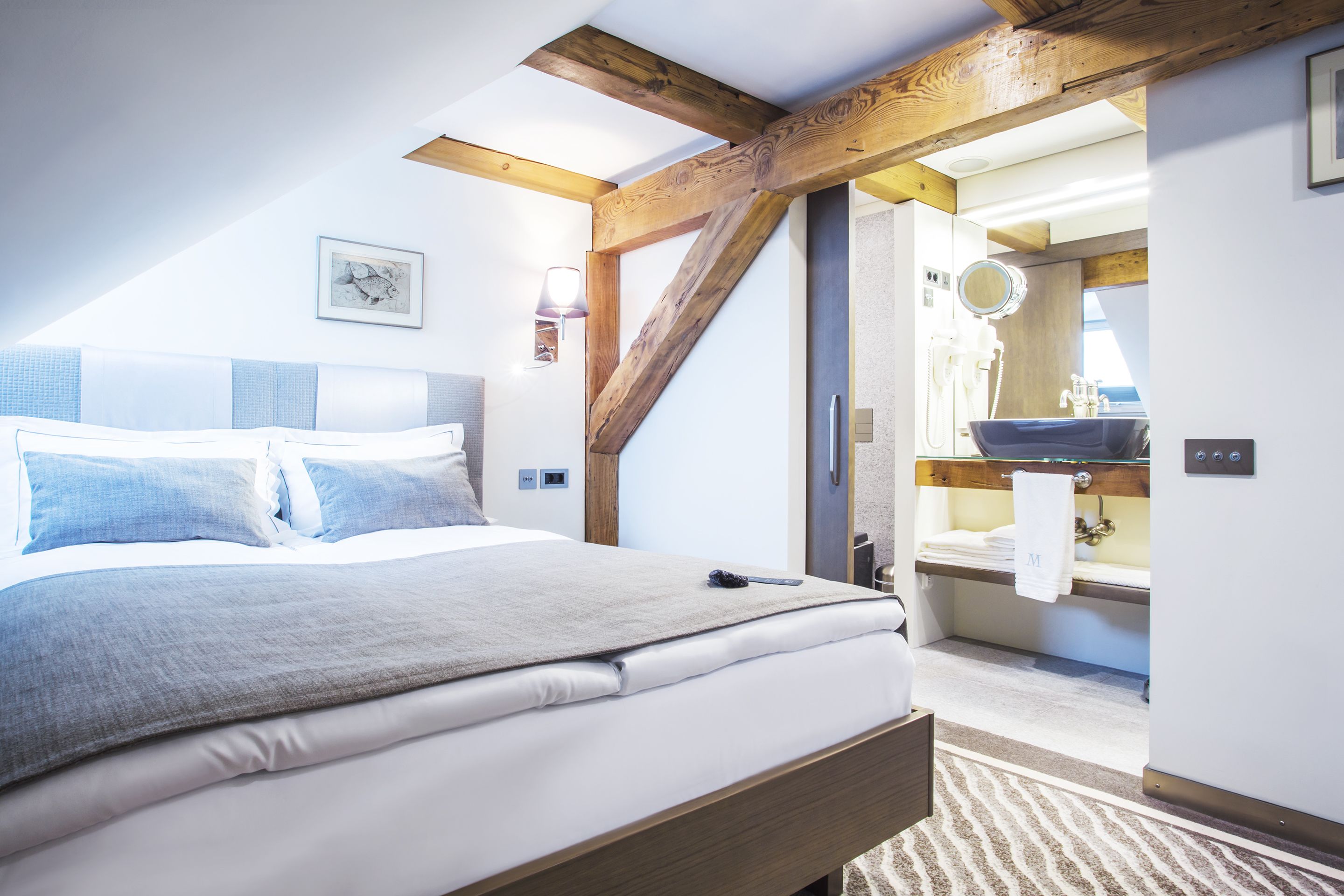 attic double | premium bedding, in-room safe, desk, laptop workspace