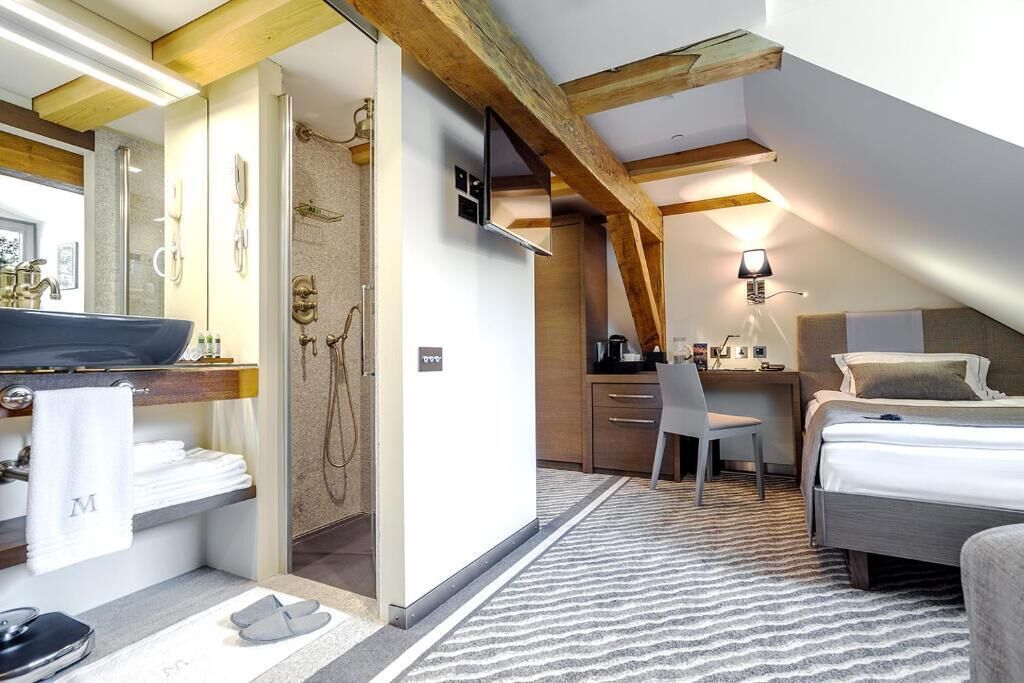 premium bedding, in-room safe, desk, laptop workspace