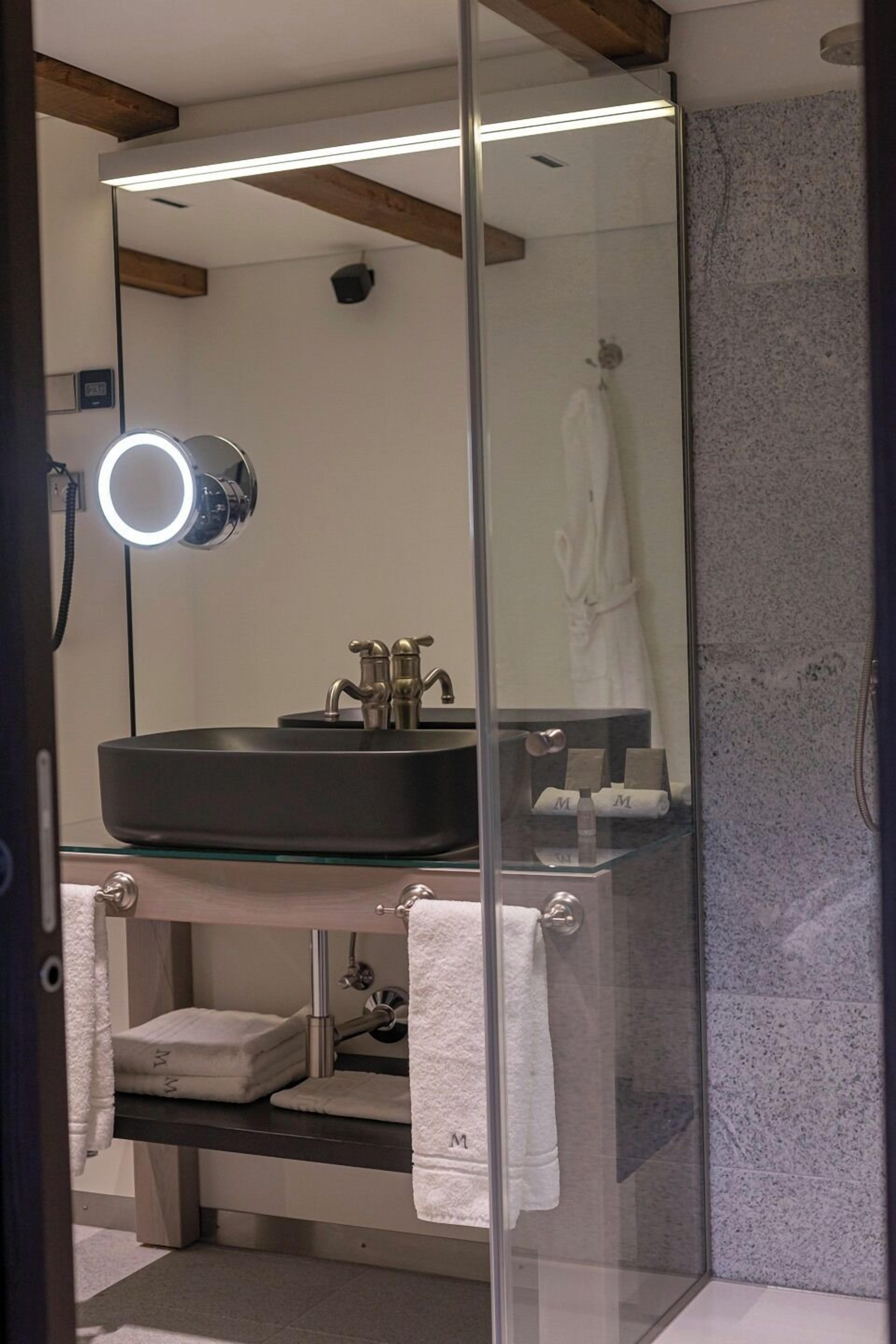 premium bedding, in-room safe, desk, laptop workspace