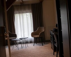 Quarto casal luxo | Área de estar | TV de tela plana, pisos aquecidos