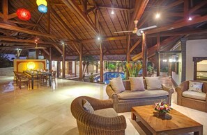 Villa Familiale, 4 chambres, vue piscine, en bord de piscine | Coin séjour