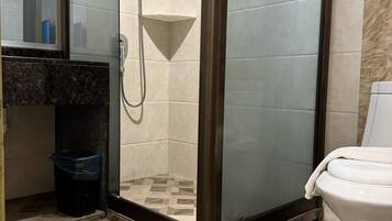 Standaard Twin kamer (Super) | Badkamer | Een douche, gratis toiletartikelen, een haardroger, pantoffels