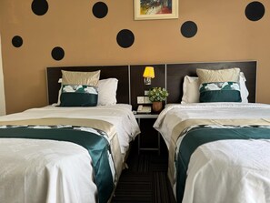 Chambre Standard avec lits jumeaux | Coffre-fort, bureau, fer et planche Ă repasser