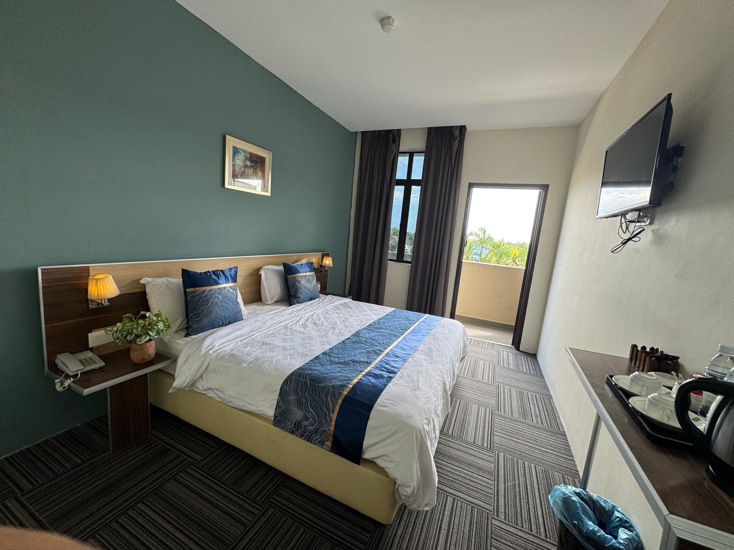 Habitación estándar, 1 cama King size, para no fumadores | Caja de seguridad en la habitación y escritorio 