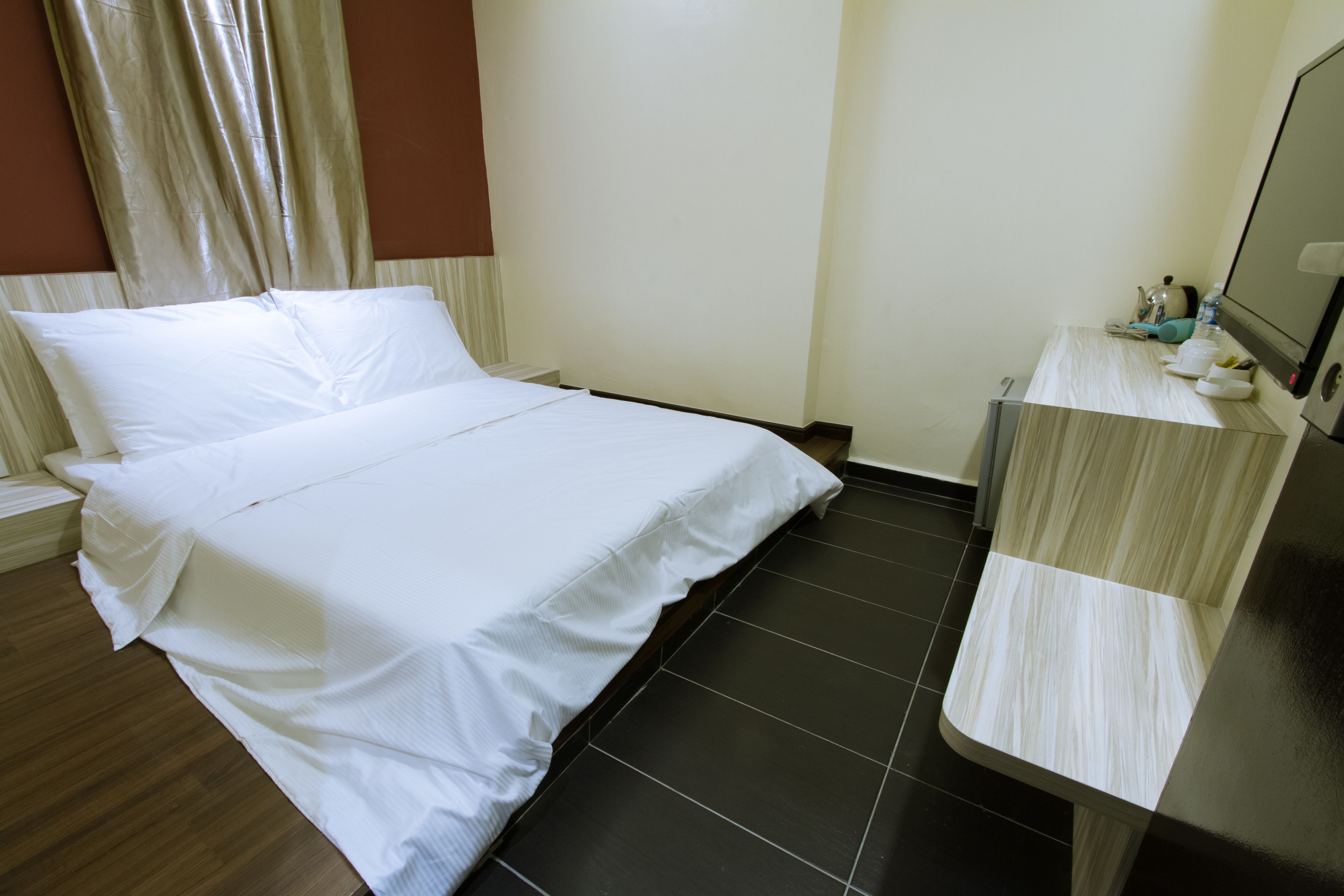 superior queen | desk, iron/ironing board, free wifi, bed sheets