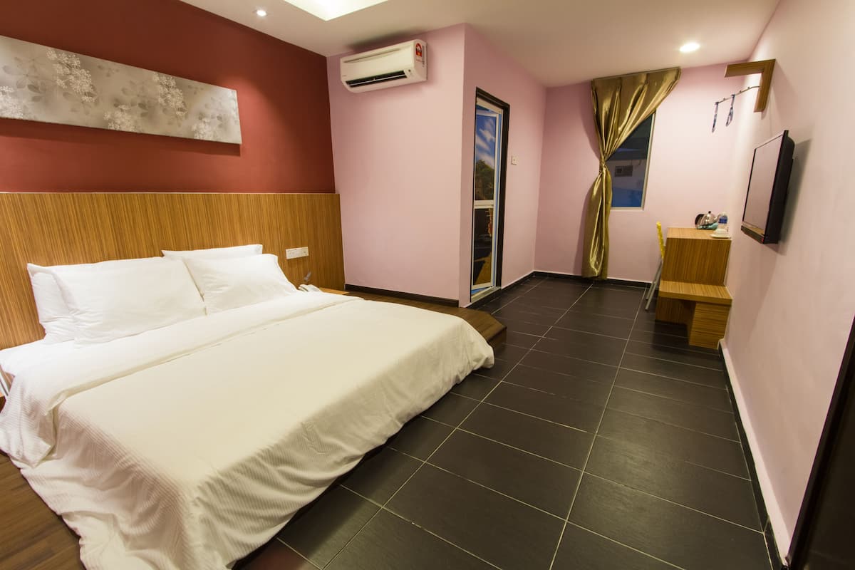 Deluxe King | Desk, iron/ironing board, free WiFi, bed sheets