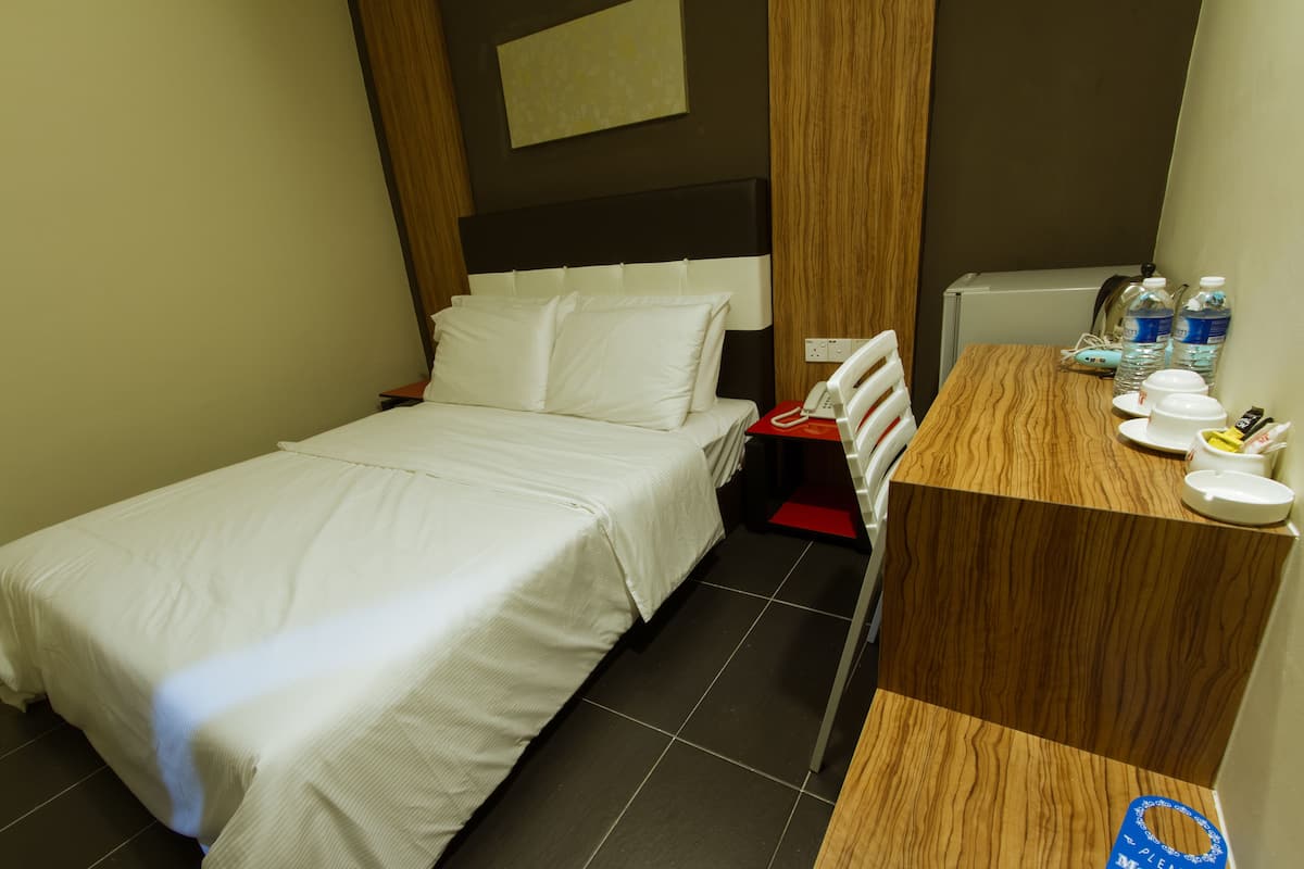 superior queen | desk, iron/ironing board, free wifi, bed sheets
