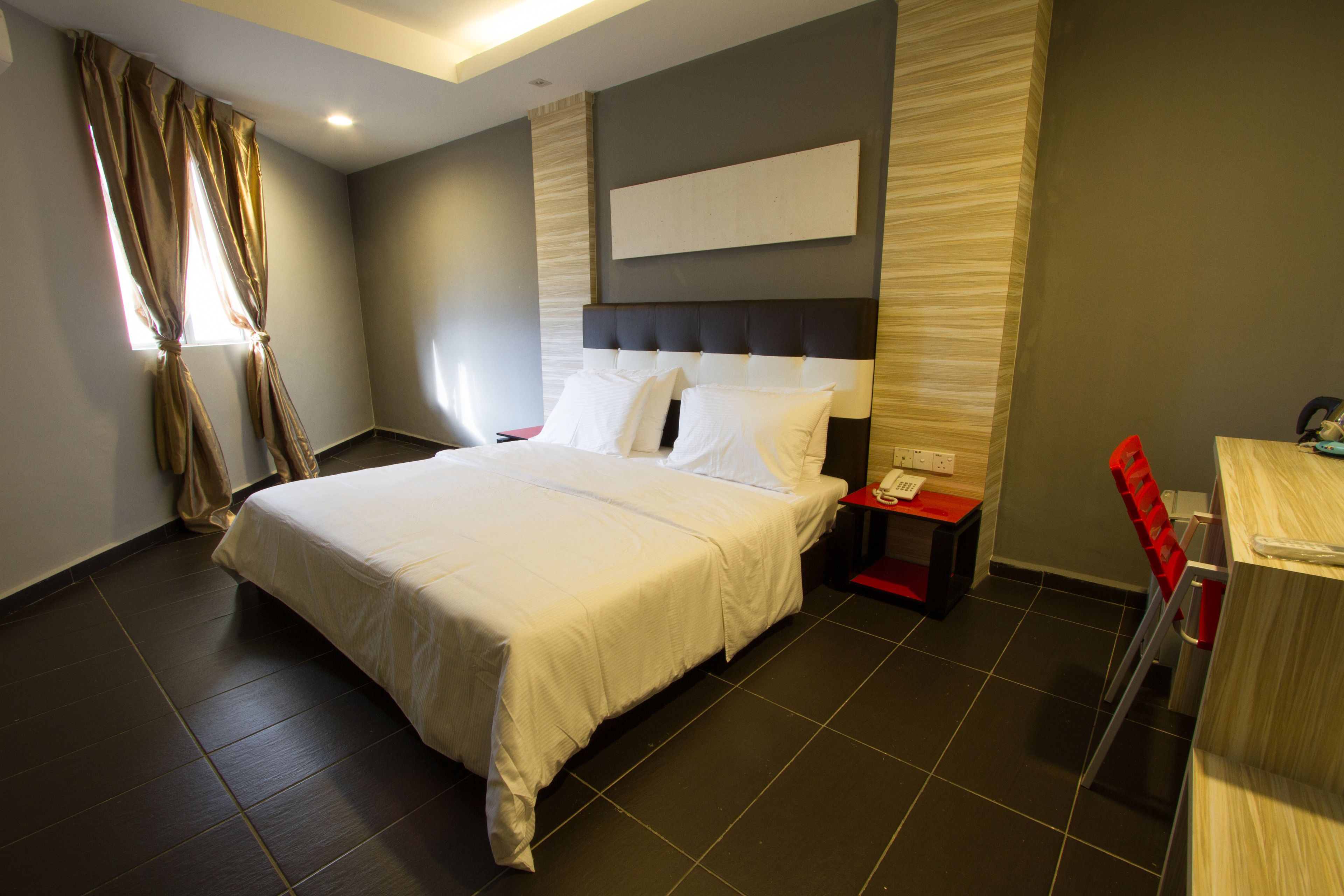 deluxe king | desk, iron/ironing board, free wifi, bed sheets