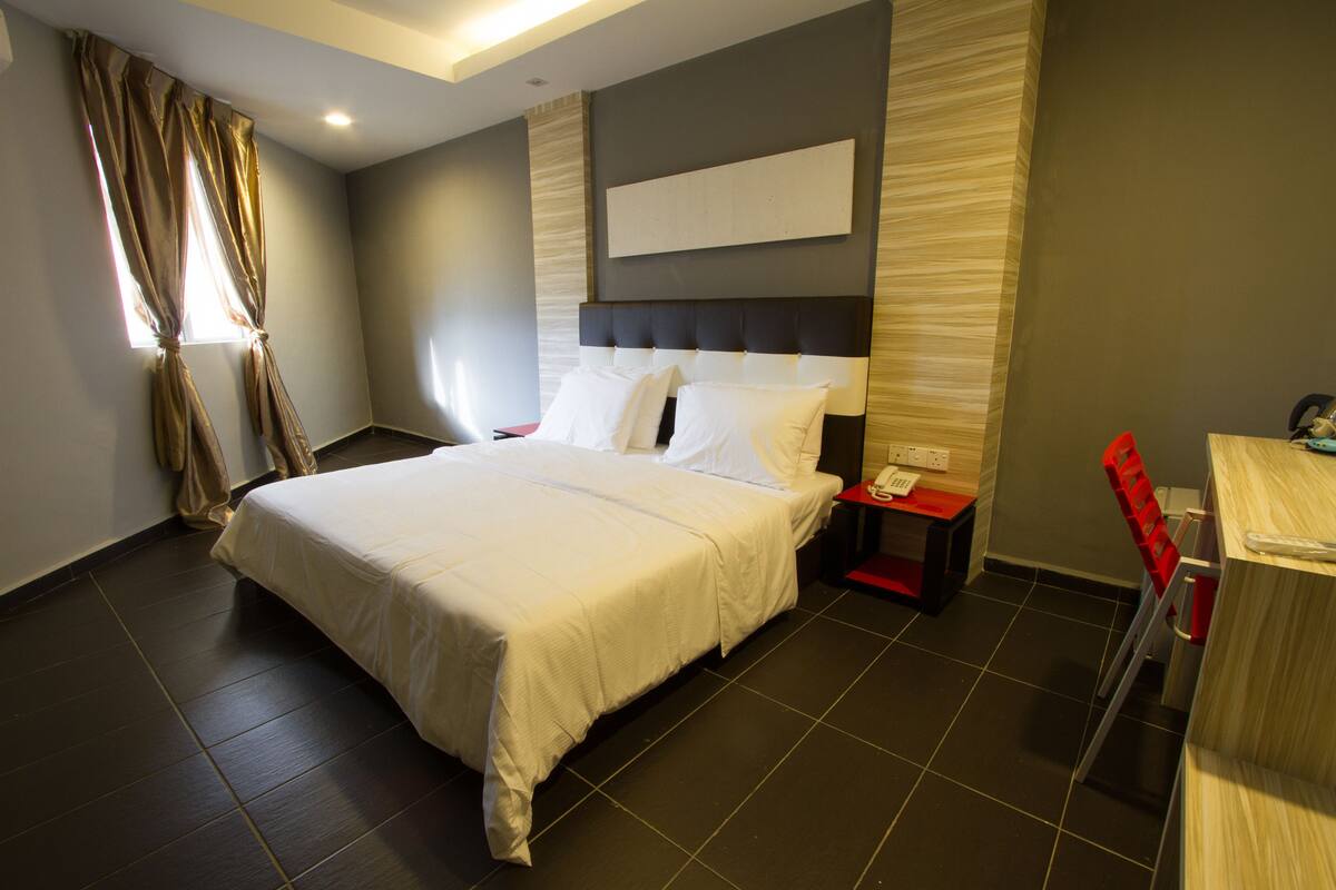 deluxe king | desk, iron/ironing board, free wifi, bed sheets