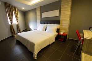 Chambre Deluxe, 1 très grand lit | Bureau, fer et planche à repasser, Wi-Fi gratuit, draps fournis