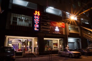 Front of property - evening/night - JS Hotel (Johor Bahru)